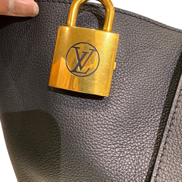 Louis Vuitton Low Key Cabas MM Tote – Black Calfskin w Gold Padlock & Monogram - Picture 11 of 12